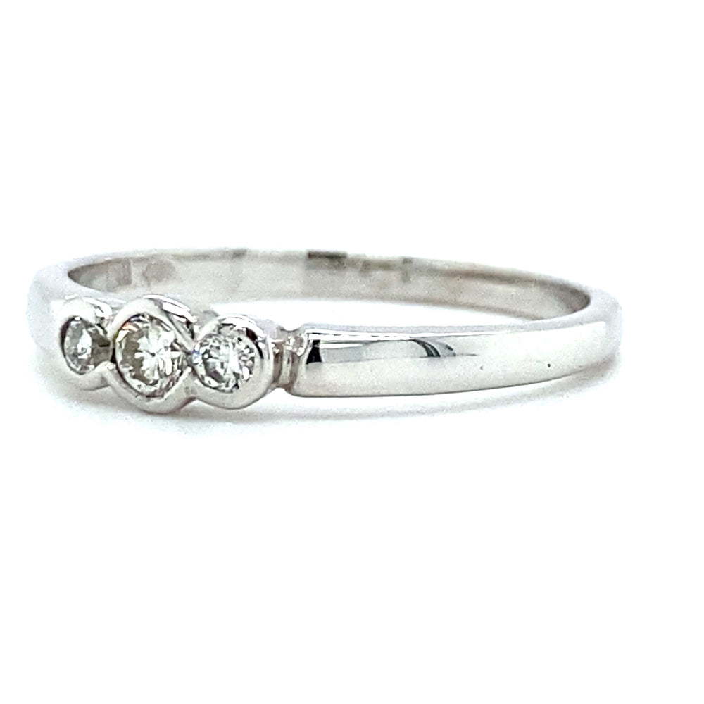 
                      
                        Witgouden trilogie ring met ronde zettingen. De ring weegt 2 gram en is bezet met 3 briljant geslepen diamanten met een totaalgewicht van 0.18 crt kleur top wesselton kwaliteit vs1. De zetting is 8 x 3.5mm Model R 6869
                      
                    
