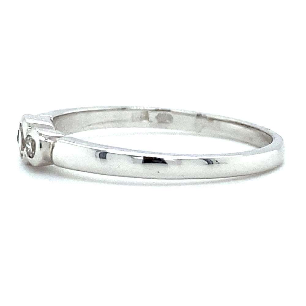 
                      
                        Witgouden trilogie ring met ronde zettingen. De ring weegt 2 gram en is bezet met 3 briljant geslepen diamanten met een totaalgewicht van 0.18 crt kleur top wesselton kwaliteit vs1. De zetting is 8 x 3.5mm Model R 6869
                      
                    