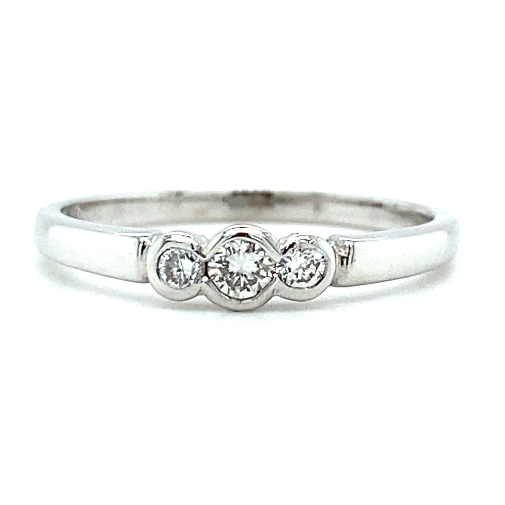 Witgouden trilogie ring met ronde zettingen. De ring weegt 2 gram en is bezet met 3 briljant geslepen diamanten met een totaalgewicht van 0.18 crt kleur top wesselton kwaliteit vs1. De zetting is 8 x 3.5mm Model R 6869