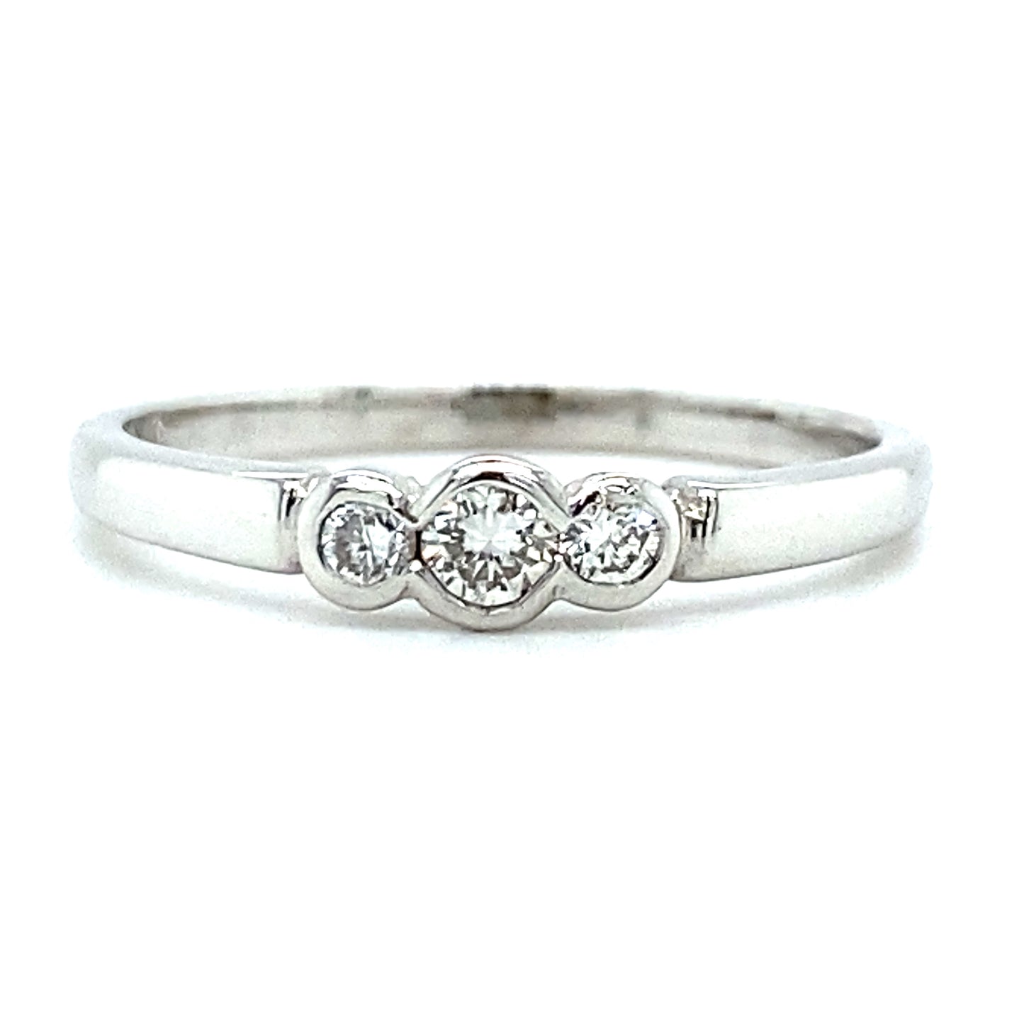 Witgouden trilogie ring met ronde zettingen. De ring weegt 2 gram en is bezet met 3 briljant geslepen diamanten met een totaalgewicht van 0.18 crt kleur top wesselton kwaliteit vs1. De zetting is 8 x 3.5mm Model R 6869