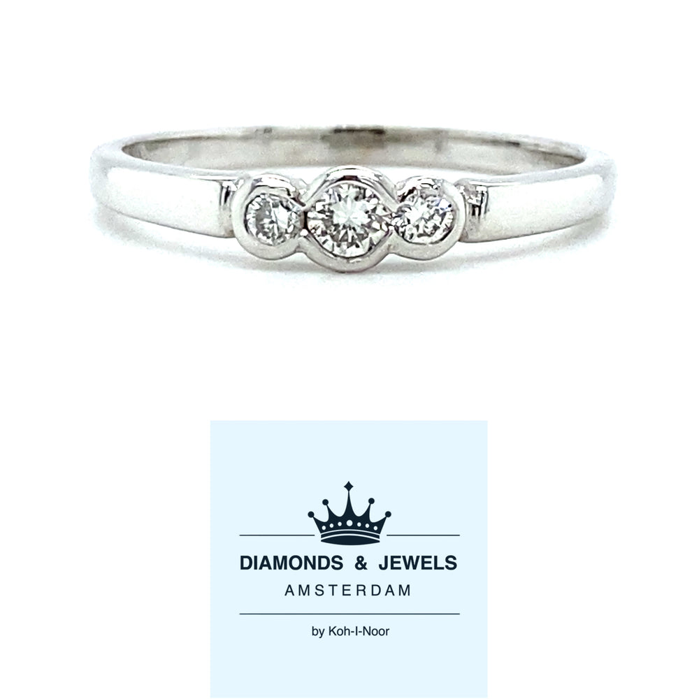 Witgouden trilogie ring met ronde zettingen. De ring weegt 2 gram en is bezet met 3 briljant geslepen diamanten met een totaalgewicht van 0.18 crt kleur top wesselton kwaliteit vs1. De zetting is 8 x 3.5mm Model R 6869