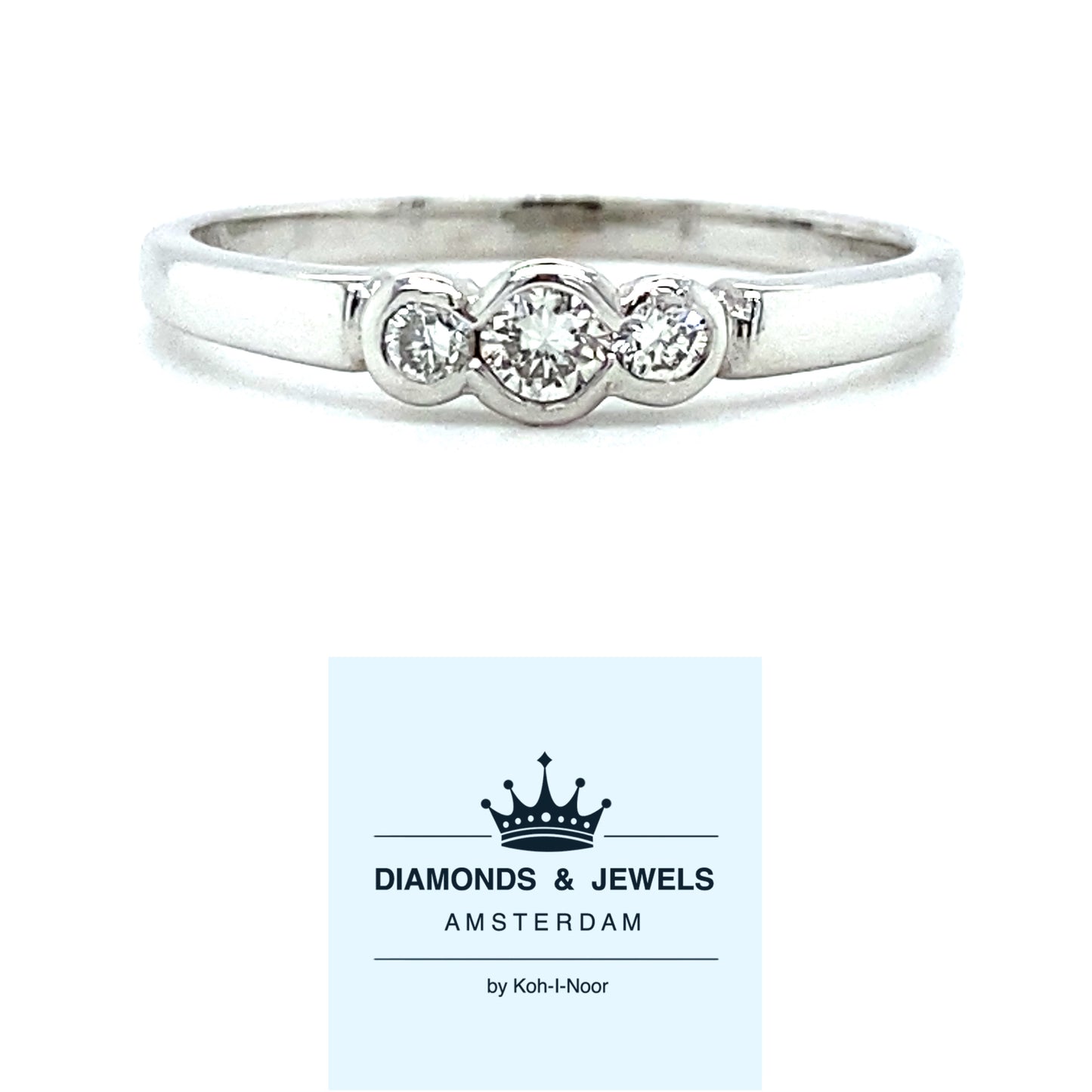 Witgouden trilogie ring met ronde zettingen. De ring weegt 2 gram en is bezet met 3 briljant geslepen diamanten met een totaalgewicht van 0.18 crt kleur top wesselton kwaliteit vs1. De zetting is 8 x 3.5mm Model R 6869