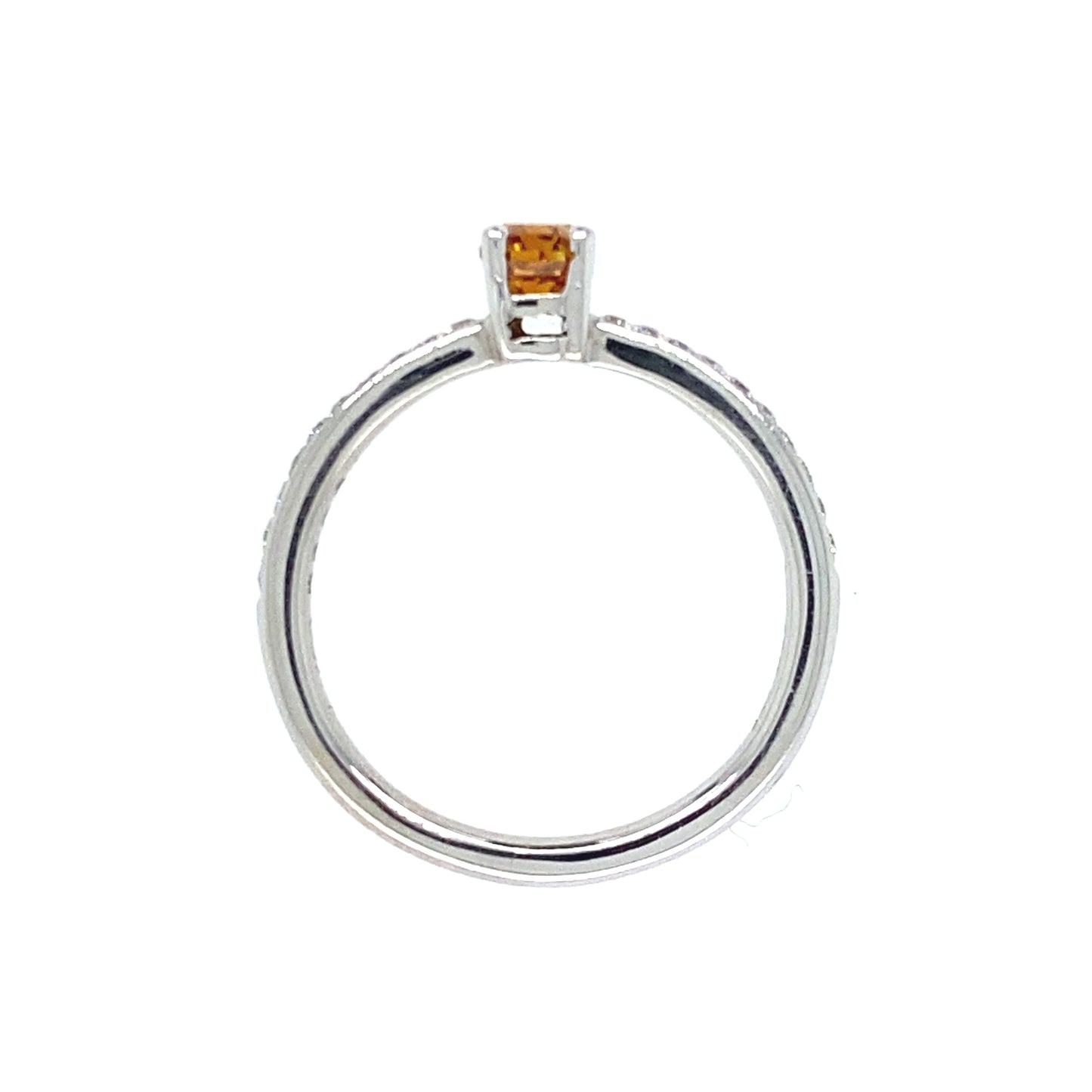 18 karaat wit gouden solitair pavé ring van 2.7 gram en 2 mm breed. Bezet met een fancy cut diamant van 0.44 crt kleur cognac kwaliteit si2 en 20 briljant geslepen diamanten met een totaalgewicht van 0.16 crt kleur top wesselton kwaliteit vs zetting 4.5 x 4 mm Model R 6947