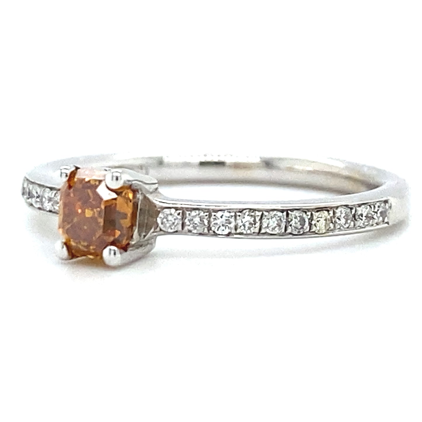 18 karaat wit gouden solitair pavé ring van 2.7 gram en 2 mm breed. Bezet met een fancy cut diamant van 0.44 crt kleur cognac kwaliteit si2 en 20 briljant geslepen diamanten met een totaalgewicht van 0.16 crt kleur top wesselton kwaliteit vs zetting 4.5 x 4 mm Model R 6947