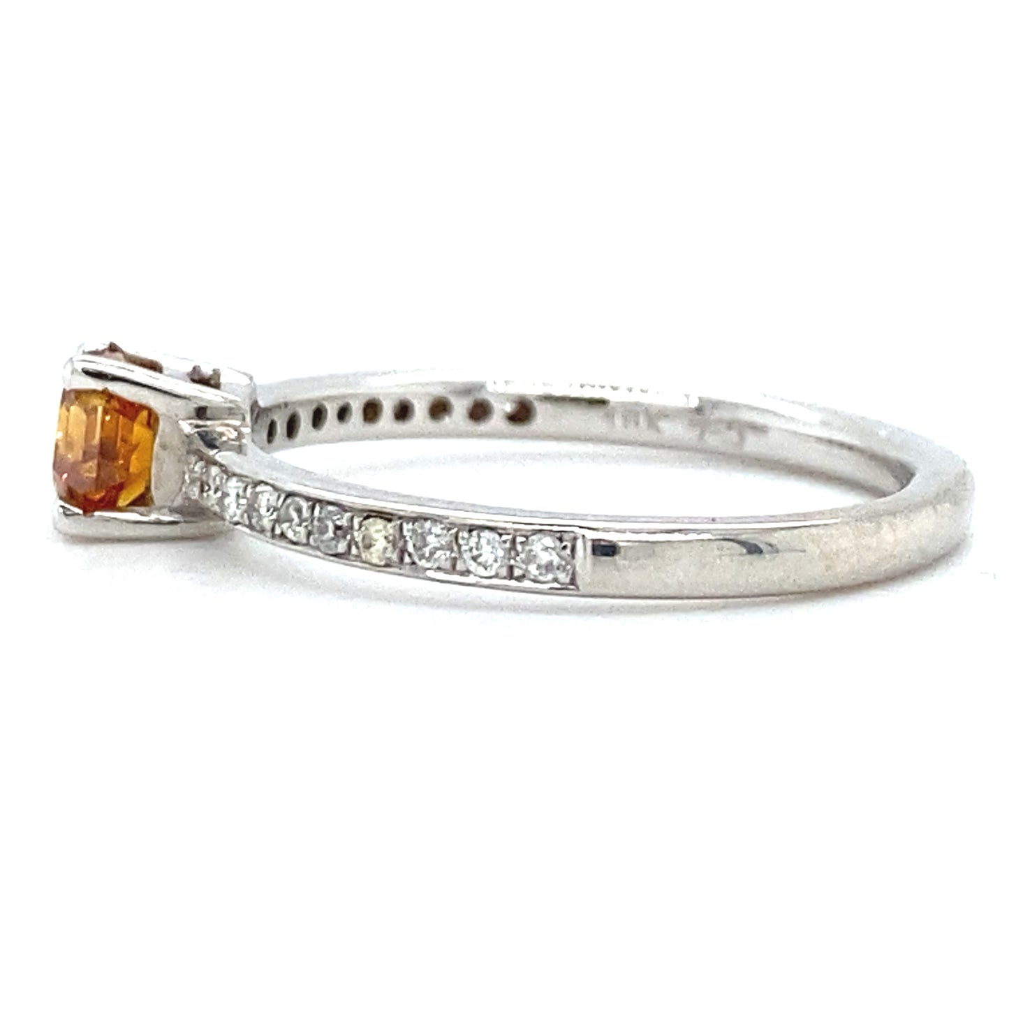 18 karaat wit gouden solitair pavé ring van 2.7 gram en 2 mm breed. Bezet met een fancy cut diamant van 0.44 crt kleur cognac kwaliteit si2 en 20 briljant geslepen diamanten met een totaalgewicht van 0.16 crt kleur top wesselton kwaliteit vs zetting 4.5 x 4 mm Model R 6947