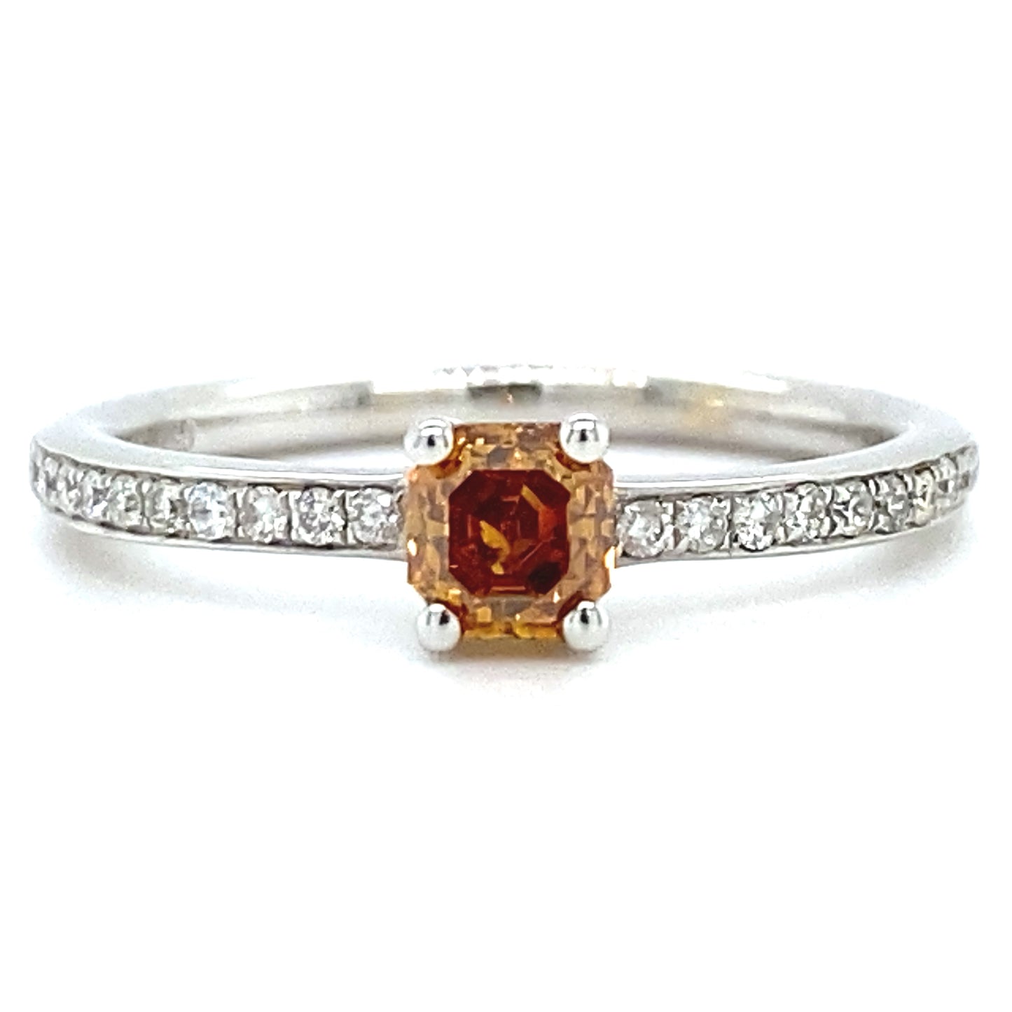 18 karaat wit gouden solitair pavé ring van 2.7 gram en 2 mm breed. Bezet met een fancy cut diamant van 0.44 crt kleur cognac kwaliteit si2 en 20 briljant geslepen diamanten met een totaalgewicht van 0.16 crt kleur top wesselton kwaliteit vs zetting 4.5 x 4 mm Model R 6947