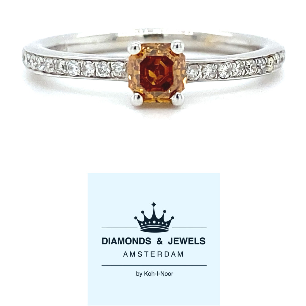 18 karaat wit gouden solitair pavé ring van 2.7 gram en 2 mm breed. Bezet met een fancy cut diamant van 0.44 crt kleur cognac kwaliteit si2 en 20 briljant geslepen diamanten met een totaalgewicht van 0.16 crt kleur top wesselton kwaliteit vs zetting 4.5 x 4 mm Model R 6947