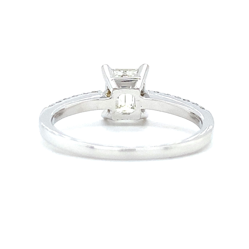 
                      
                        18 karaat wit gouden solitair pavé verlovingsring van 3.1 gram. Bezet met 1 Emerald geslepen diamant van 1.04 crt kleur G kwaliteit VS1 en 12 briljant geslepen diamanten met een totaalgewicht van 0.23 crt kleur top wesselton kwaliteit vs zetting: 8 x 6.5 mm Model R 6948
                      
                    