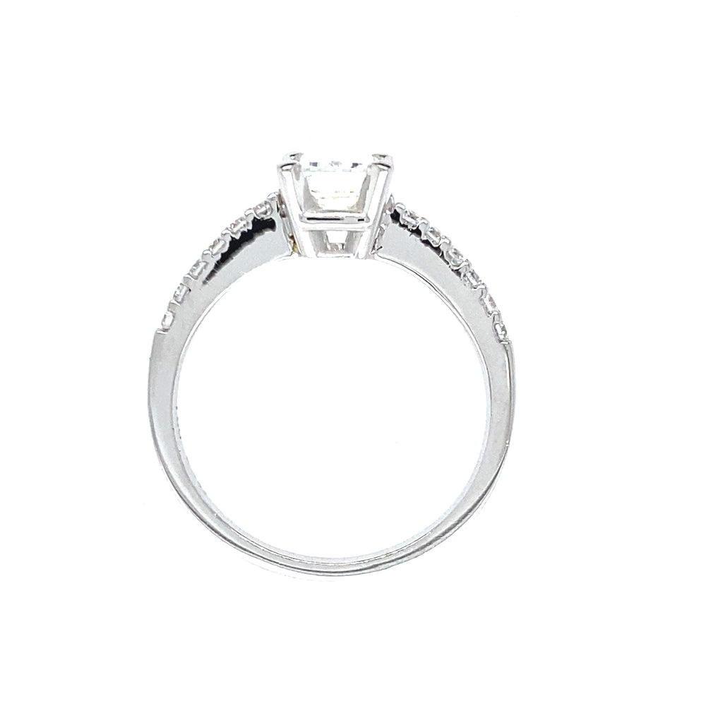
                      
                        18 karaat wit gouden solitair pavé verlovingsring van 3.1 gram. Bezet met 1 Emerald geslepen diamant van 1.04 crt kleur G kwaliteit VS1 en 12 briljant geslepen diamanten met een totaalgewicht van 0.23 crt kleur top wesselton kwaliteit vs zetting: 8 x 6.5 mm Model R 6948
                      
                    