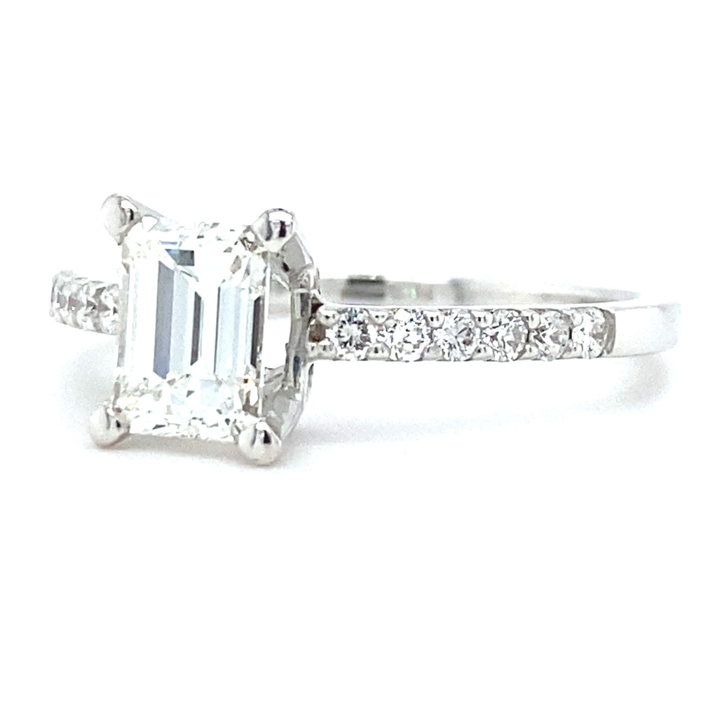 
                      
                        18 karaat wit gouden solitair pavé verlovingsring van 3.1 gram. Bezet met 1 Emerald geslepen diamant van 1.04 crt kleur G kwaliteit VS1 en 12 briljant geslepen diamanten met een totaalgewicht van 0.23 crt kleur top wesselton kwaliteit vs zetting: 8 x 6.5 mm Model R 6948
                      
                    