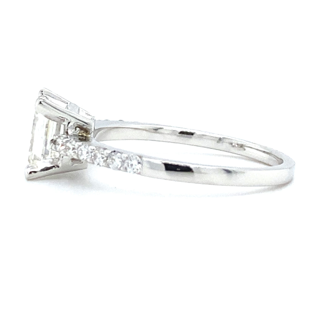 
                      
                        18 karaat wit gouden solitair pavé verlovingsring van 3.1 gram. Bezet met 1 Emerald geslepen diamant van 1.04 crt kleur G kwaliteit VS1 en 12 briljant geslepen diamanten met een totaalgewicht van 0.23 crt kleur top wesselton kwaliteit vs zetting: 8 x 6.5 mm Model R 6948
                      
                    