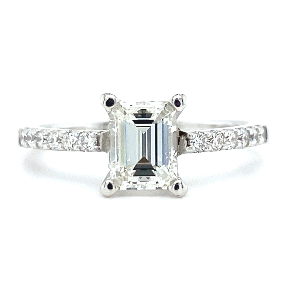 18 karaat wit gouden solitair pavé verlovingsring van 3.1 gram. Bezet met 1 Emerald geslepen diamant van 1.04 crt kleur G kwaliteit VS1 en 12 briljant geslepen diamanten met een totaalgewicht van 0.23 crt kleur top wesselton kwaliteit vs zetting: 8 x 6.5 mm Model R 6948