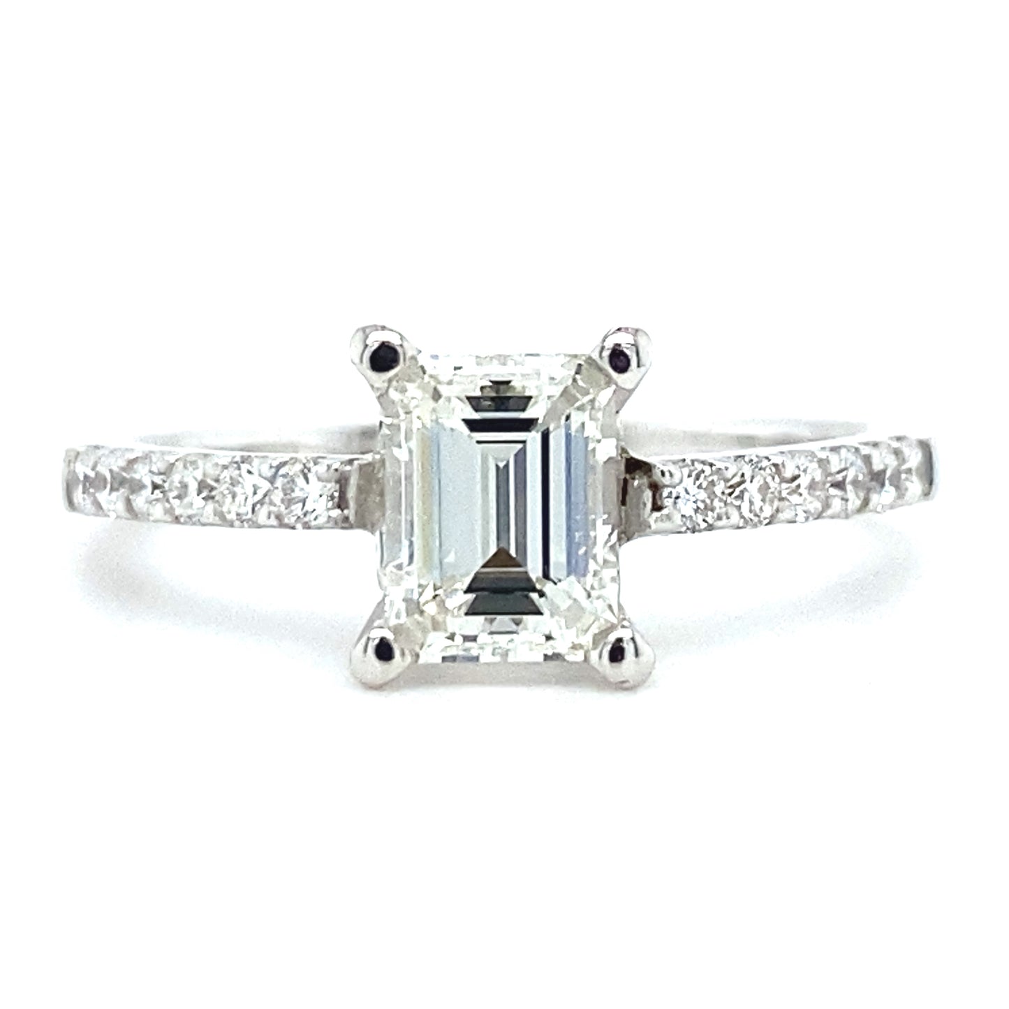 18 karaat wit gouden solitair pavé verlovingsring van 3.1 gram. Bezet met 1 Emerald geslepen diamant van 1.04 crt kleur G kwaliteit VS1 en 12 briljant geslepen diamanten met een totaalgewicht van 0.23 crt kleur top wesselton kwaliteit vs zetting: 8 x 6.5 mm Model R 6948