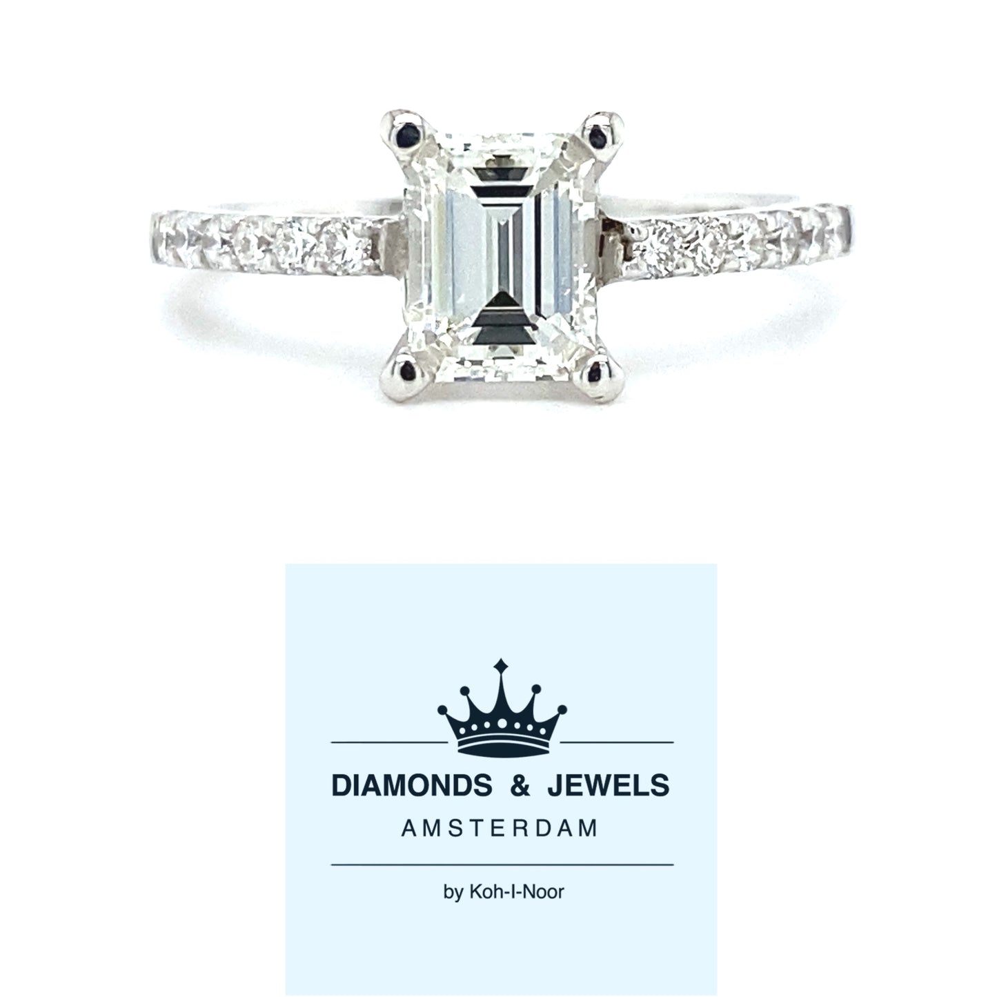 18 karaat wit gouden solitair pavé verlovingsring van 3.1 gram. Bezet met 1 Emerald geslepen diamant van 1.04 crt kleur G kwaliteit VS1 en 12 briljant geslepen diamanten met een totaalgewicht van 0.23 crt kleur top wesselton kwaliteit vs zetting: 8 x 6.5 mm Model R 6948