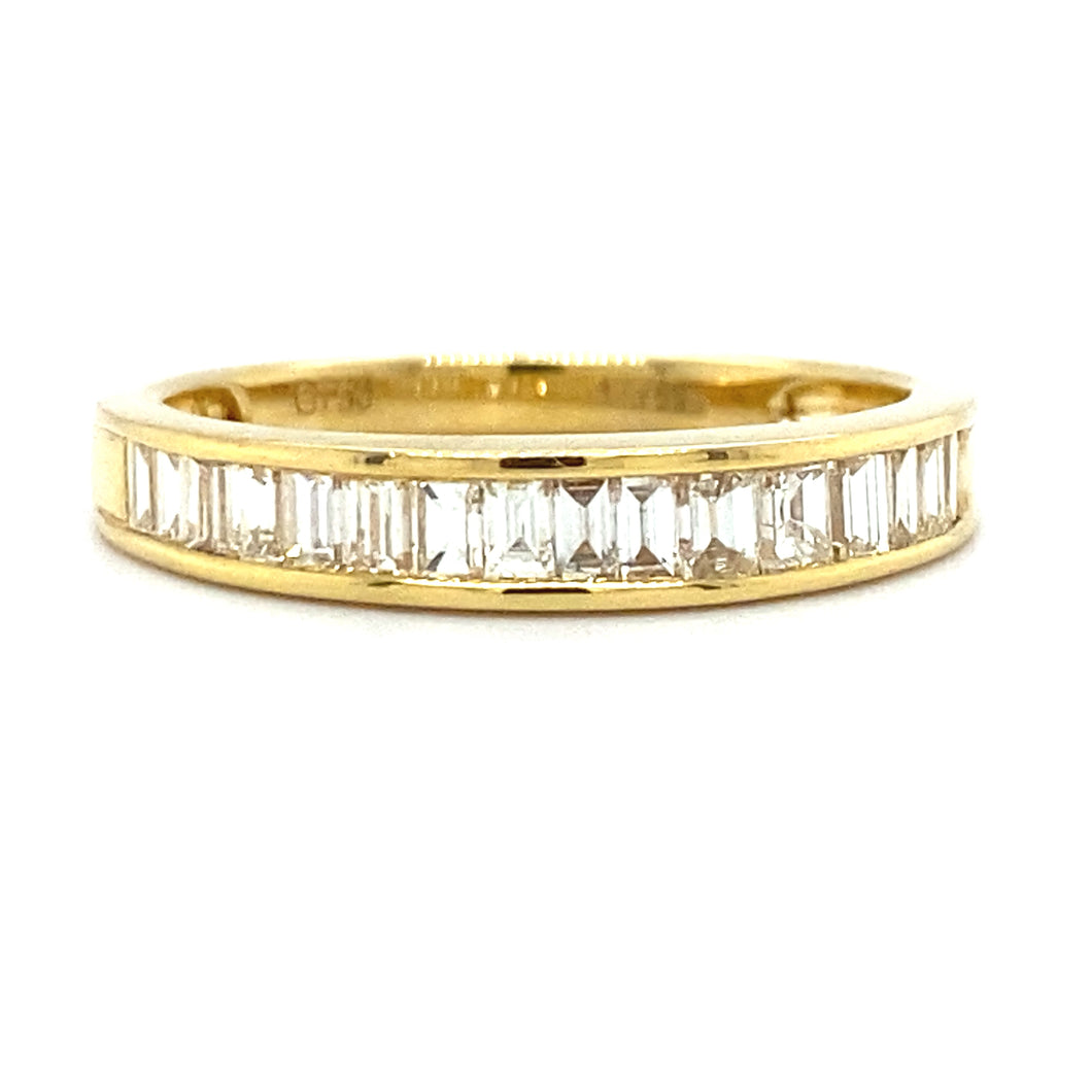 18 karaat geel gouden rijring van 2 gram en 3.5 mm breed. Bezet met 16 baguette geslepen diamanten met een totaalgewicht van 0.76 crt kleur Top Wesselton kwaliteit SI1  Model R 6955