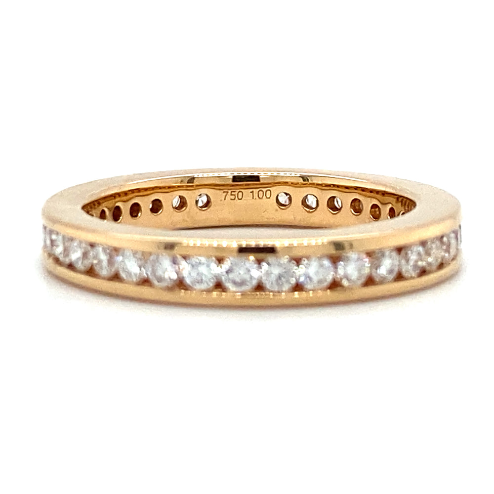 
                      
                        18 krt roségouden alliance rijring van 4 gram en 3 mm breed. Bezet met 36 briljant geslepen diamanten met een totaalgewicht van 1.00 crt kleur Top Wesselton kwaliteit SI Model R 7240
                      
                    