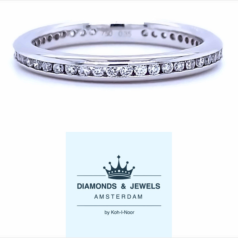 18 karaat wit gouden rail rij alliance eternity ring van 2.5 gram en 3 mm breed. Bezet met 48 briljant geslepen diamanten met een totaalgewicht van 0.35 crt kleur: G kwaliteit: SI Model R 7265