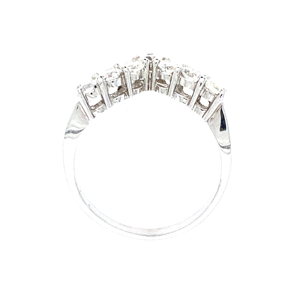 
                      
                        Witgouden V rij ring van 3 gram en 2 mm breed. Bezet met 7 briljant geslepen diamanten met een totaalgewicht van 0.81 crt kleur top wesselton kwaliteit vs zetting: 7 x 18.5 mm Model R 7301
                      
                    