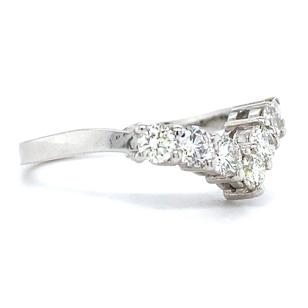 
                      
                        Witgouden V rij ring van 3 gram en 2 mm breed. Bezet met 7 briljant geslepen diamanten met een totaalgewicht van 0.81 crt kleur top wesselton kwaliteit vs zetting: 7 x 18.5 mm Model R 7301
                      
                    