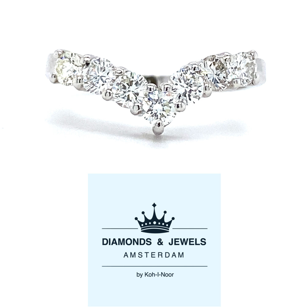 Witgouden V rij ring van 3 gram en 2 mm breed. Bezet met 7 briljant geslepen diamanten met een totaalgewicht van 0.81 crt kleur top wesselton kwaliteit vs zetting: 7 x 18.5 mm Model R 7301