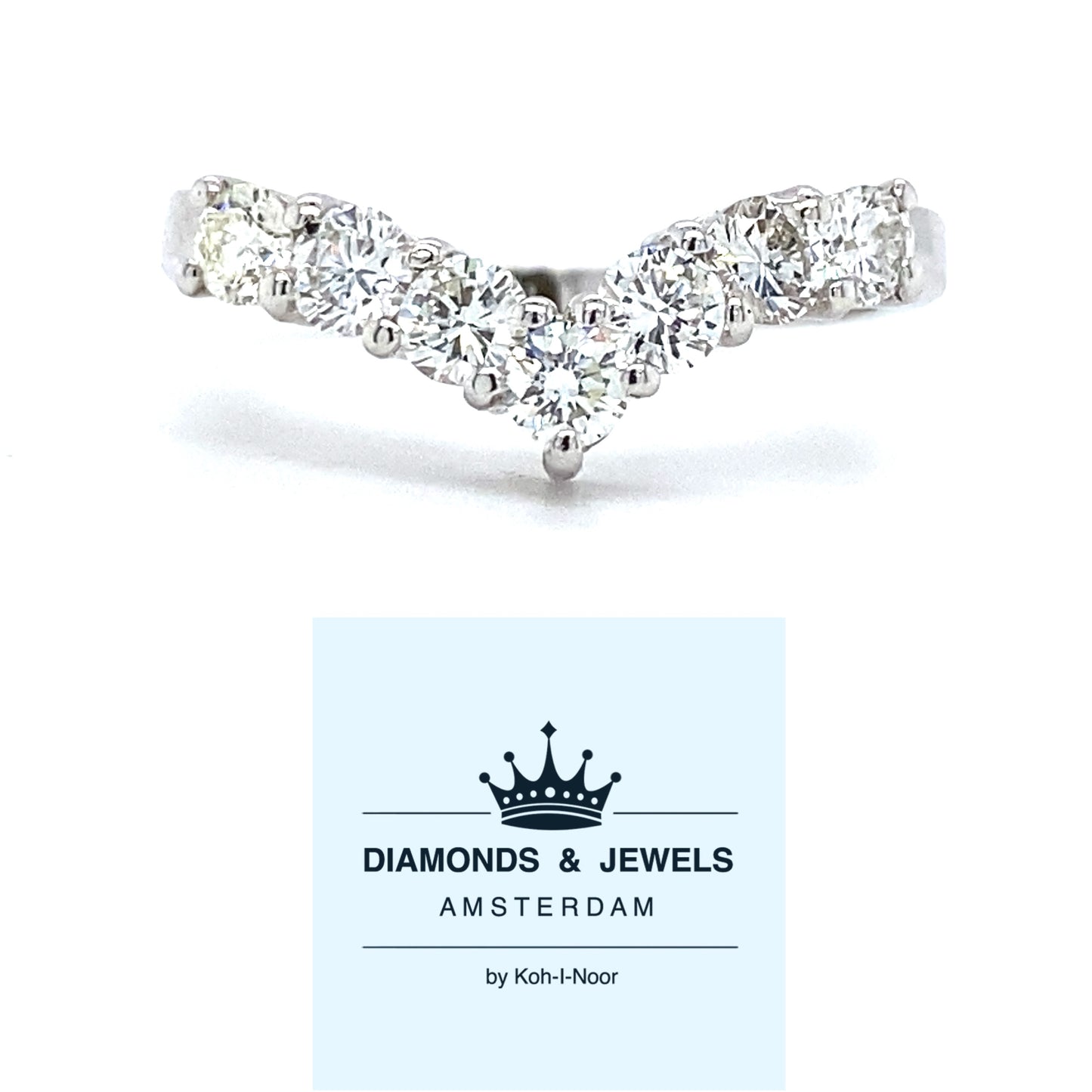 Witgouden V rij ring van 3 gram en 2 mm breed. Bezet met 7 briljant geslepen diamanten met een totaalgewicht van 0.81 crt kleur top wesselton kwaliteit vs zetting: 7 x 18.5 mm Model R 7301