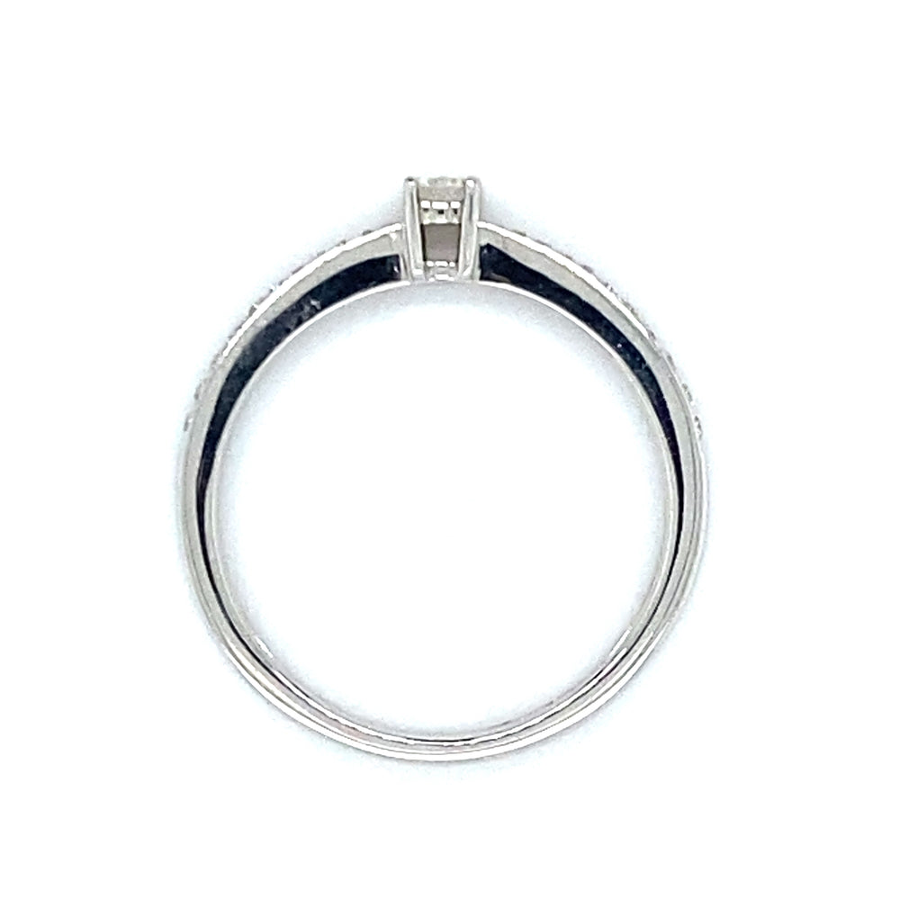 
                      
                        18 karaat witgouden solitair pavé rail ring van 2 gram. Bezet met 1 briljant geslepen diamant van 0.10crt en 22 briljant geslepen diamanten met een totaalgewicht van 0.12crt kleur top wesselton kwaliteit vs r 7366
                      
                    