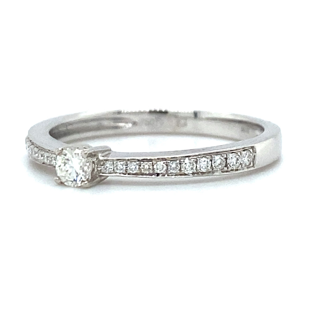 
                      
                        18 karaat witgouden solitair pavé rail ring van 2 gram. Bezet met 1 briljant geslepen diamant van 0.10crt en 22 briljant geslepen diamanten met een totaalgewicht van 0.12crt kleur top wesselton kwaliteit vs r 7366
                      
                    