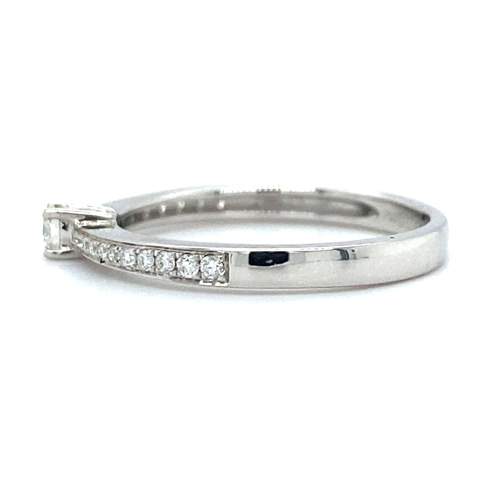 
                      
                        18 karaat witgouden solitair pavé rail ring van 2 gram. Bezet met 1 briljant geslepen diamant van 0.10crt en 22 briljant geslepen diamanten met een totaalgewicht van 0.12crt kleur top wesselton kwaliteit vs r 7366
                      
                    