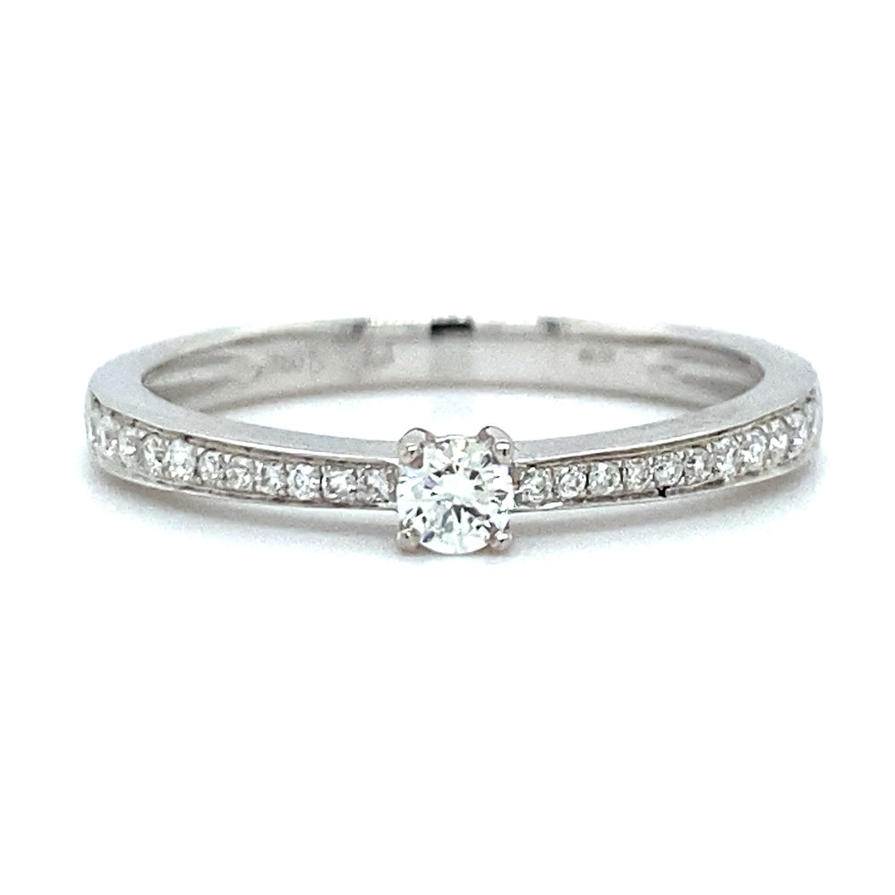 18 karaat witgouden solitair pavé rail ring van 2 gram. Bezet met 1 briljant geslepen diamant van 0.10crt en 22 briljant geslepen diamanten met een totaalgewicht van 0.12crt kleur top wesselton kwaliteit vs r 7366