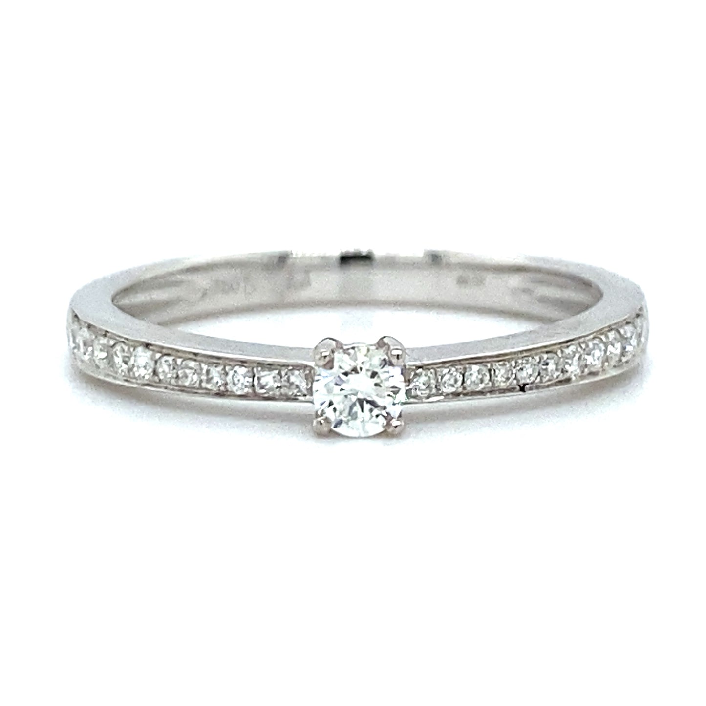 18 karaat witgouden solitair pavé rail ring van 2 gram. Bezet met 1 briljant geslepen diamant van 0.10crt en 22 briljant geslepen diamanten met een totaalgewicht van 0.12crt kleur top wesselton kwaliteit vs r 7366