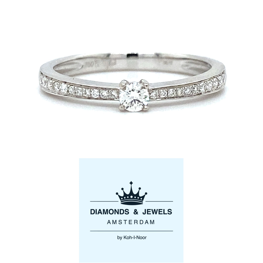 18 karaat witgouden solitair pavé rail ring van 2 gram. Bezet met 1 briljant geslepen diamant van 0.10crt en 22 briljant geslepen diamanten met een totaalgewicht van 0.12crt kleur top wesselton kwaliteit vs r 7366