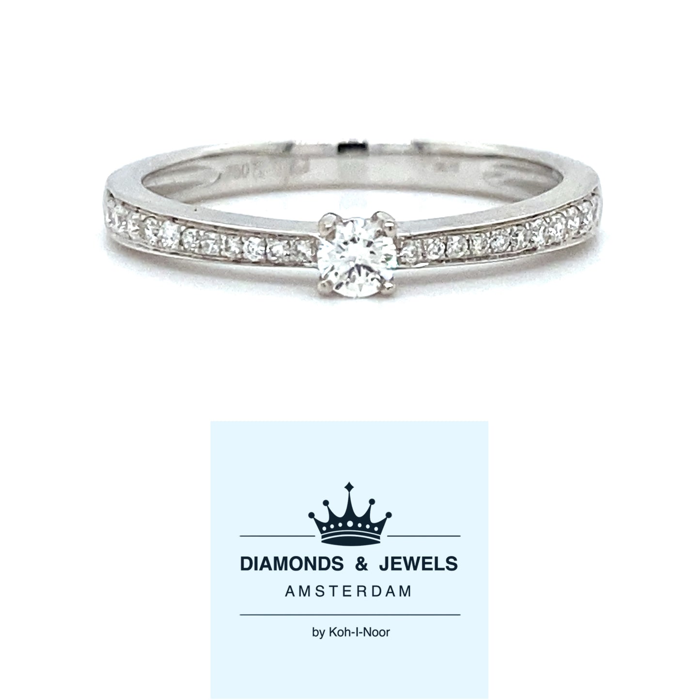 18 karaat witgouden solitair pavé rail ring van 2 gram. Bezet met 1 briljant geslepen diamant van 0.10crt en 22 briljant geslepen diamanten met een totaalgewicht van 0.12crt kleur top wesselton kwaliteit vs r 7366
