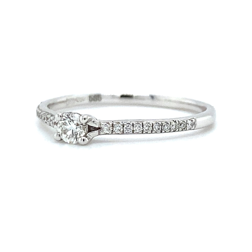 
                      
                        witgouden pavé solitair ring van 1.2 gram. Bezet met 1 briljant geslepen diamant van 0.14 crt en 20 briljant geslepen diamanten met een totaalgewicht van 0.07 crt kleur top wesselton kwaliteit si1 zetting: 5x3mm model R 7437
                      
                    