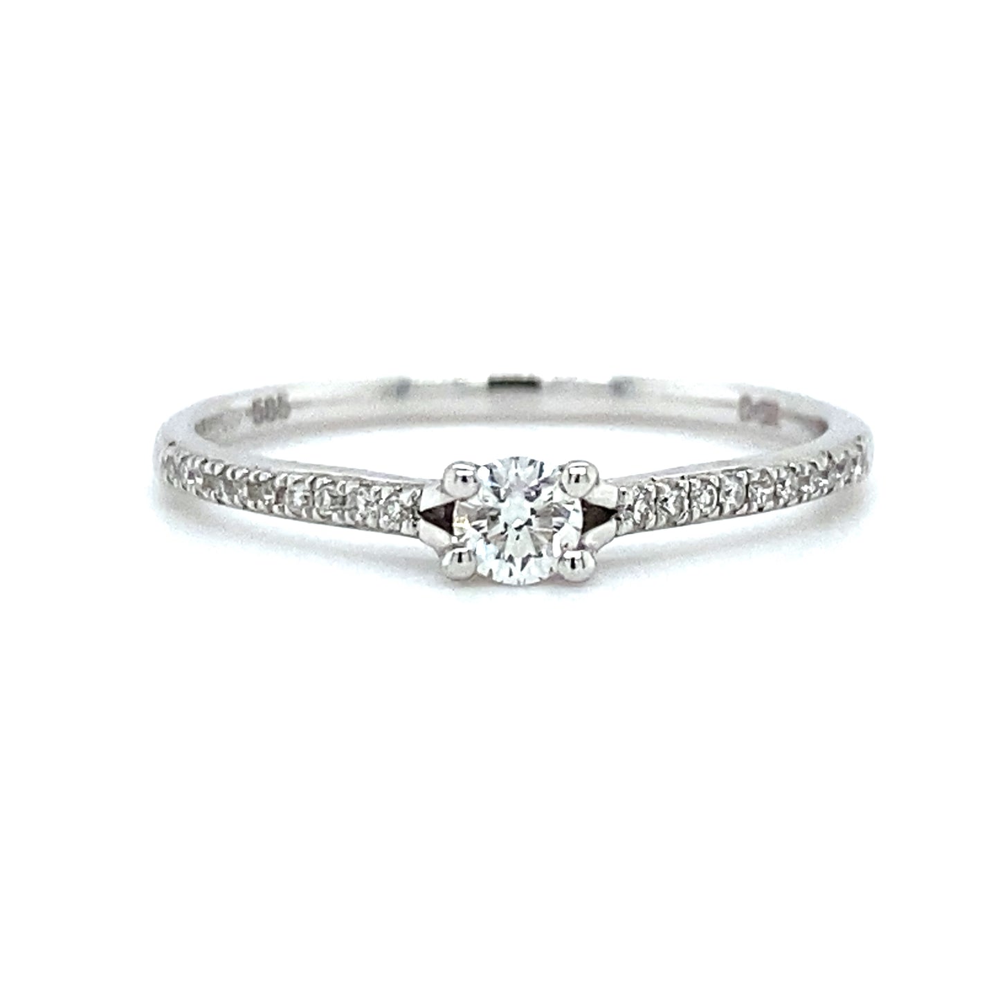 witgouden pavé solitair ring van 1.2 gram. Bezet met 1 briljant geslepen diamant van 0.14 crt en 20 briljant geslepen diamanten met een totaalgewicht van 0.07 crt kleur top wesselton kwaliteit si1 zetting: 5x3mm model R 7437