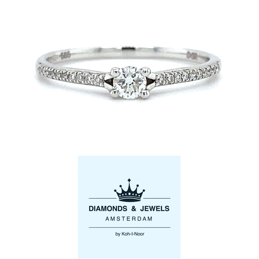 witgouden pavé solitair ring van 1.2 gram. Bezet met 1 briljant geslepen diamant van 0.14 crt en 20 briljant geslepen diamanten met een totaalgewicht van 0.07 crt kleur top wesselton kwaliteit si1 zetting: 5x3mm model R 7437