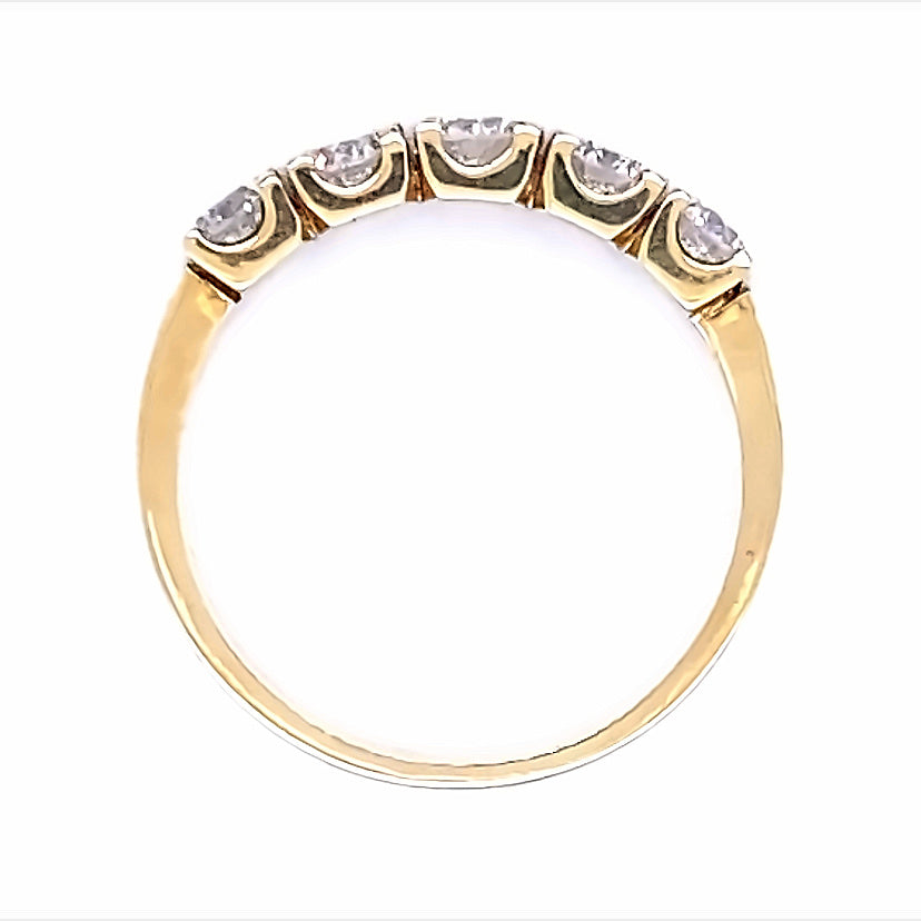 Klassieke 14 krt geel gouden rij ring van 3 gram en 3 tot 4 mm breed. Bezet met 5 briljant geslepen diamanten met een totaalgewicht van 0.90 crt. Kleur: Top Wesselton Kwaliteit: VS Model: R 7475