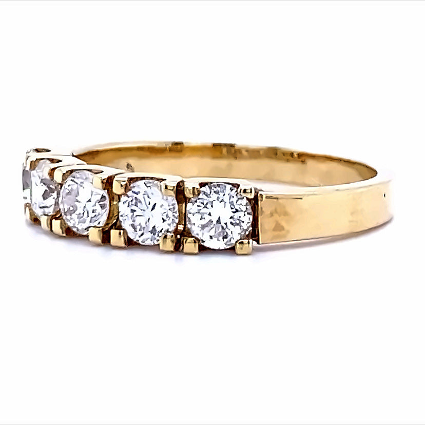 Klassieke 14 krt geel gouden rij ring van 3 gram en 3 tot 4 mm breed. Bezet met 5 briljant geslepen diamanten met een totaalgewicht van 0.90 crt. Kleur: Top Wesselton Kwaliteit: VS Model: R 7475