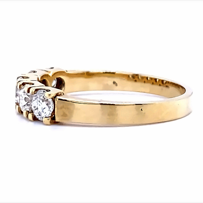 Klassieke 14 krt geel gouden rij ring van 3 gram en 3 tot 4 mm breed. Bezet met 5 briljant geslepen diamanten met een totaalgewicht van 0.90 crt. Kleur: Top Wesselton Kwaliteit: VS Model: R 7475