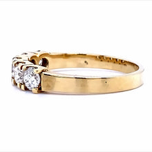 Afbeelding in Gallery-weergave laden, Klassieke 14 krt geel gouden rij ring van 3 gram en 3 tot 4 mm breed. Bezet met 5 briljant geslepen diamanten met een totaalgewicht van 0.90 crt. Kleur: Top Wesselton Kwaliteit: VS Model: R 7475
