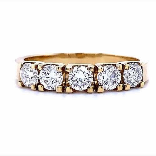Klassieke 14 krt geel gouden rij ring van 3 gram en 3 tot 4 mm breed. Bezet met 5 briljant geslepen diamanten met een totaalgewicht van 0.90 crt. Kleur: Top Wesselton Kwaliteit: VS Model: R 7475