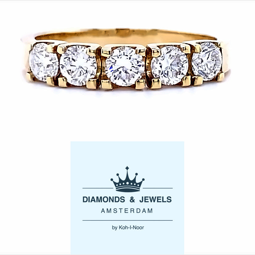 Klassieke 14 krt geel gouden rij ring van 3 gram en 3 tot 4 mm breed. Bezet met 5 briljant geslepen diamanten met een totaalgewicht van 0.90 crt. Kleur: Top Wesselton Kwaliteit: VS Model: R 7475