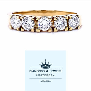 Klassieke 14 krt geel gouden rij ring van 3 gram en 3 tot 4 mm breed. Bezet met 5 briljant geslepen diamanten met een totaalgewicht van 0.90 crt. Kleur: Top Wesselton Kwaliteit: VS Model: R 7475