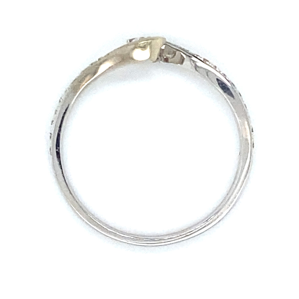 
                      
                        14 karaat witgouden slagring van 1.55 gram en 2 mm breed. Bezet met 1 briljant geslepen diamant van 0.14 crt en 22 briljant geslepen diamanten met een totaalgewicht van 0.12 crt Kleur: Top Wesselton Kwaliteit: VS Zetting: 5 x 4 mm Model R 7598\
                      
                    