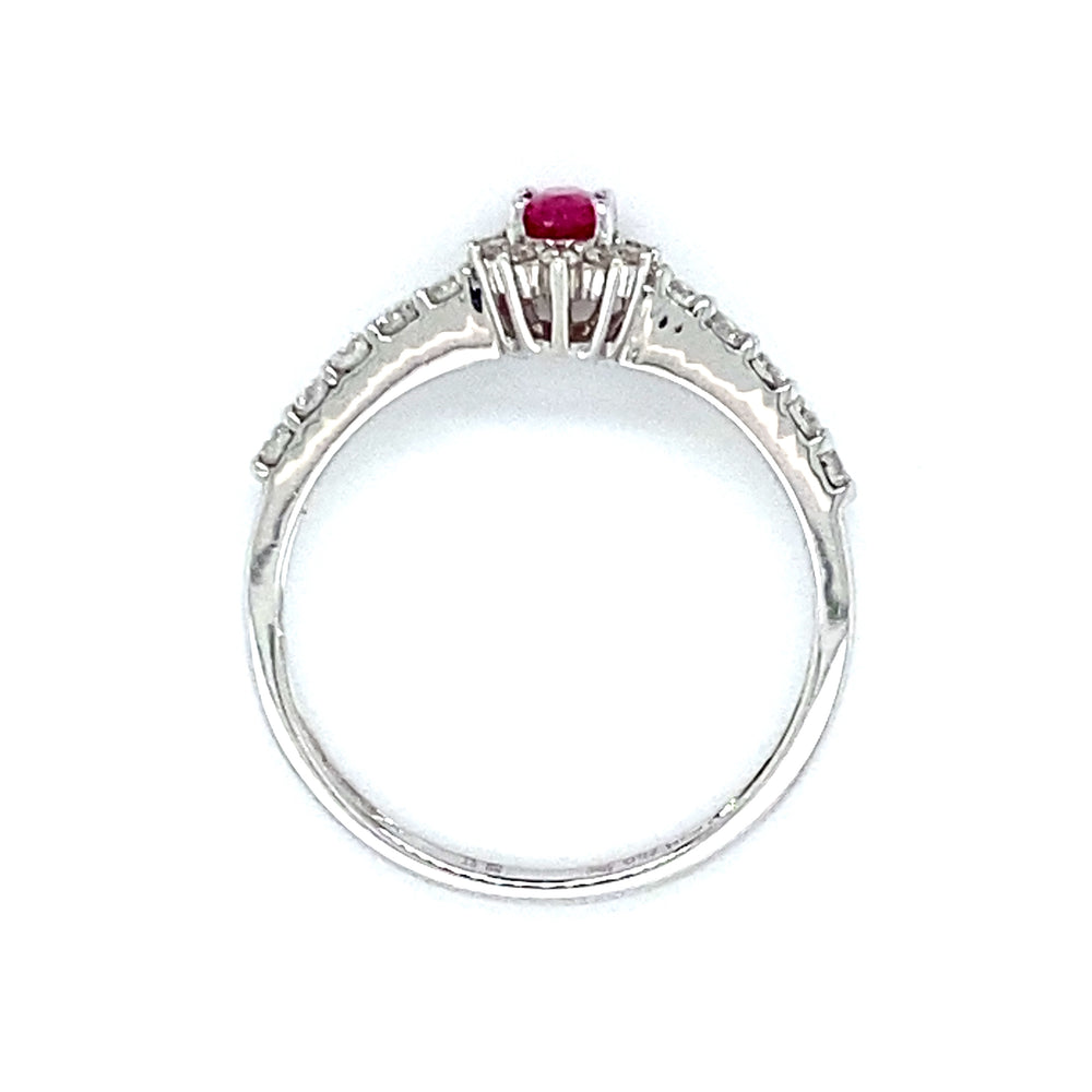 
                      
                        18 karaats witgouden rozet rij ring van 2 gram. Bezet met 1 robijn van 0.27 crt en 22 briljant geslepen diamanten met een totaalgewicht van 0.34 crt kleur top wesselton kwaliteit vs 7.6x6.7mm model R 7654
                      
                    