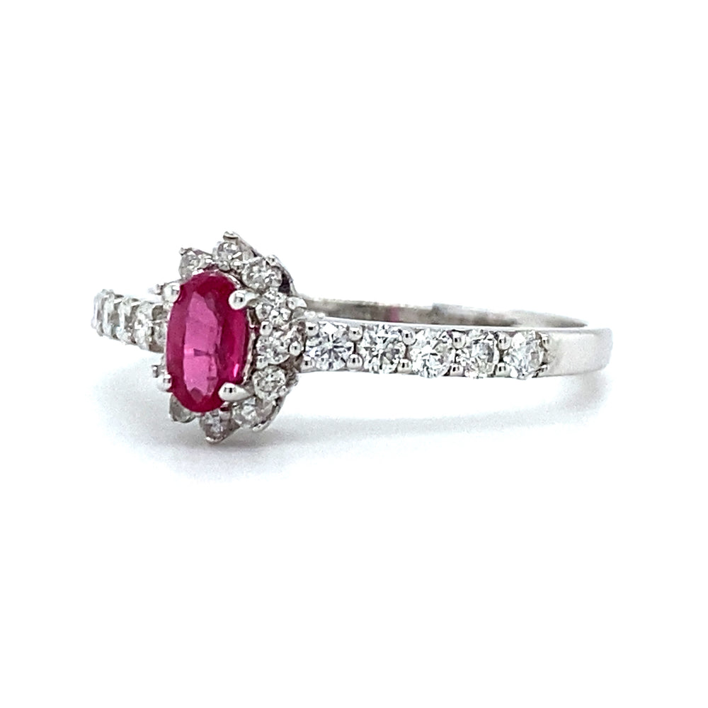 
                      
                        18 karaats witgouden rozet rij ring van 2 gram. Bezet met 1 robijn van 0.27 crt en 22 briljant geslepen diamanten met een totaalgewicht van 0.34 crt kleur top wesselton kwaliteit vs 7.6x6.7mm model R 7654
                      
                    