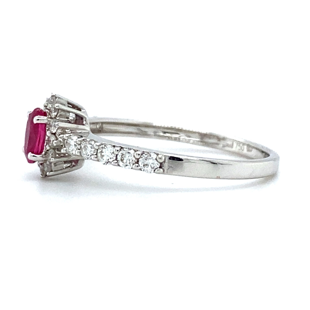 
                      
                        18 karaats witgouden rozet rij ring van 2 gram. Bezet met 1 robijn van 0.27 crt en 22 briljant geslepen diamanten met een totaalgewicht van 0.34 crt kleur top wesselton kwaliteit vs 7.6x6.7mm model R 7654
                      
                    