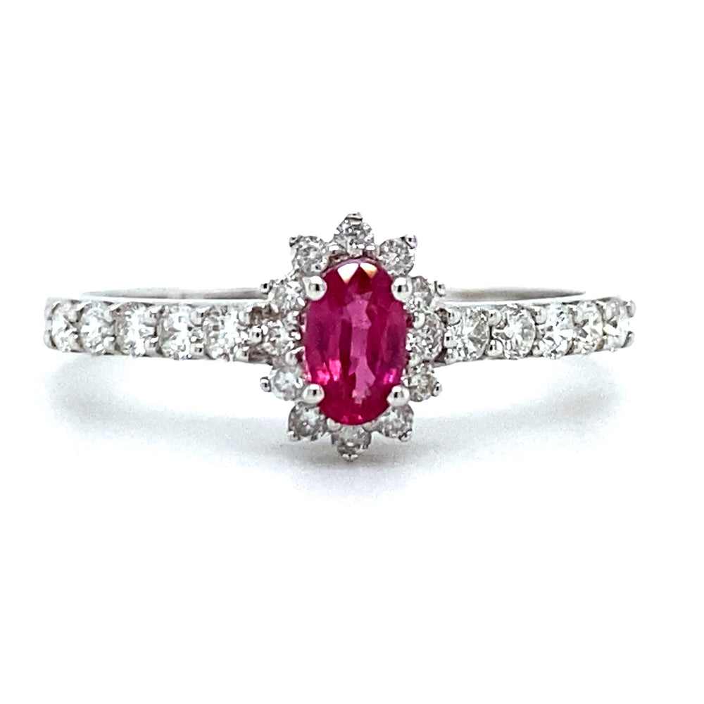 18 karaats witgouden rozet rij ring van 2 gram. Bezet met 1 robijn van 0.27 crt en 22 briljant geslepen diamanten met een totaalgewicht van 0.34 crt kleur top wesselton kwaliteit vs 7.6x6.7mm model R 7654