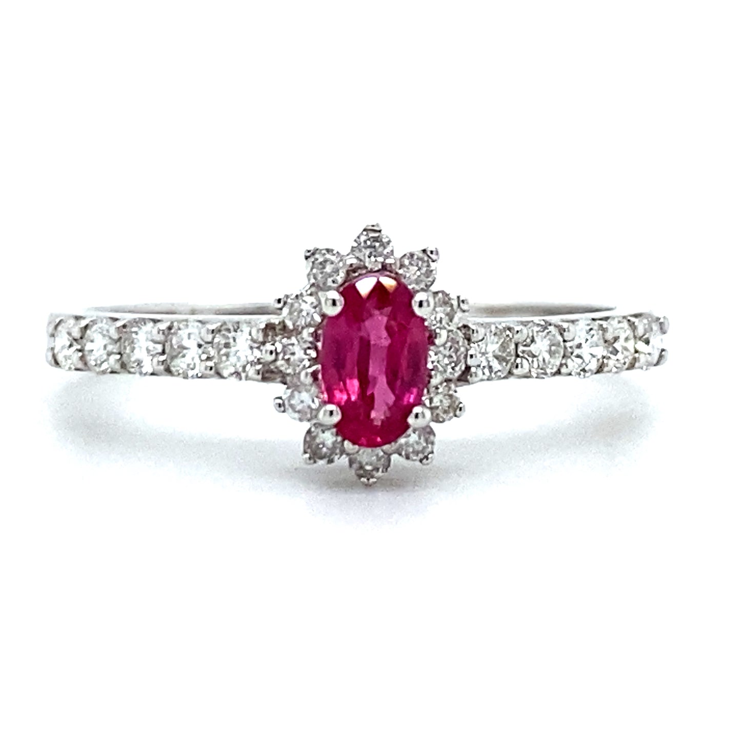 18 karaats witgouden rozet rij ring van 2 gram. Bezet met 1 robijn van 0.27 crt en 22 briljant geslepen diamanten met een totaalgewicht van 0.34 crt kleur top wesselton kwaliteit vs 7.6x6.7mm model R 7654