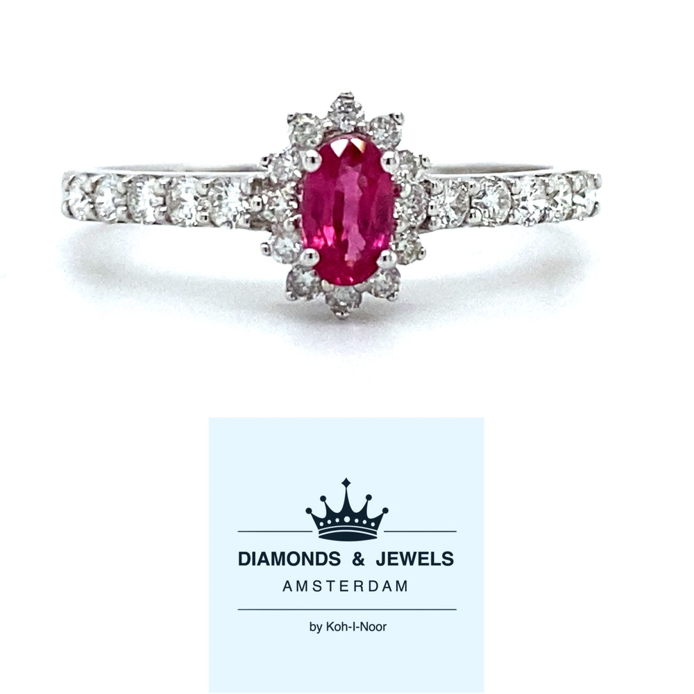 18 karaats witgouden rozet rij ring van 2 gram. Bezet met 1 robijn van 0.27 crt en 22 briljant geslepen diamanten met een totaalgewicht van 0.34 crt kleur top wesselton kwaliteit vs 7.6x6.7mm model R 7654
