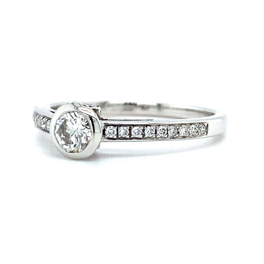 
                      
                        18 karaat witgouden solitair pavé ring met 1 briljant geslepen diamant van 0.28 crt kleur top wesselton kwaliteit si en 20 briljant geslepen diamanten met een totaalgewicht van 0.13 crt kleur G kwaliteit VS model r7679 €1495
                      
                    